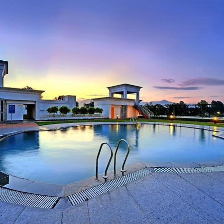 Royal Sarovar Portico Siliguri Ngoại thất bức ảnh