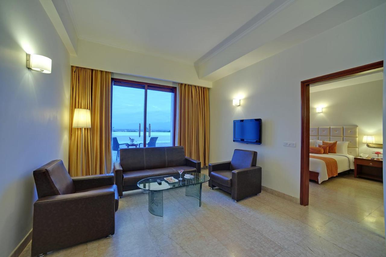 Royal Sarovar Portico Siliguri Ngoại thất bức ảnh