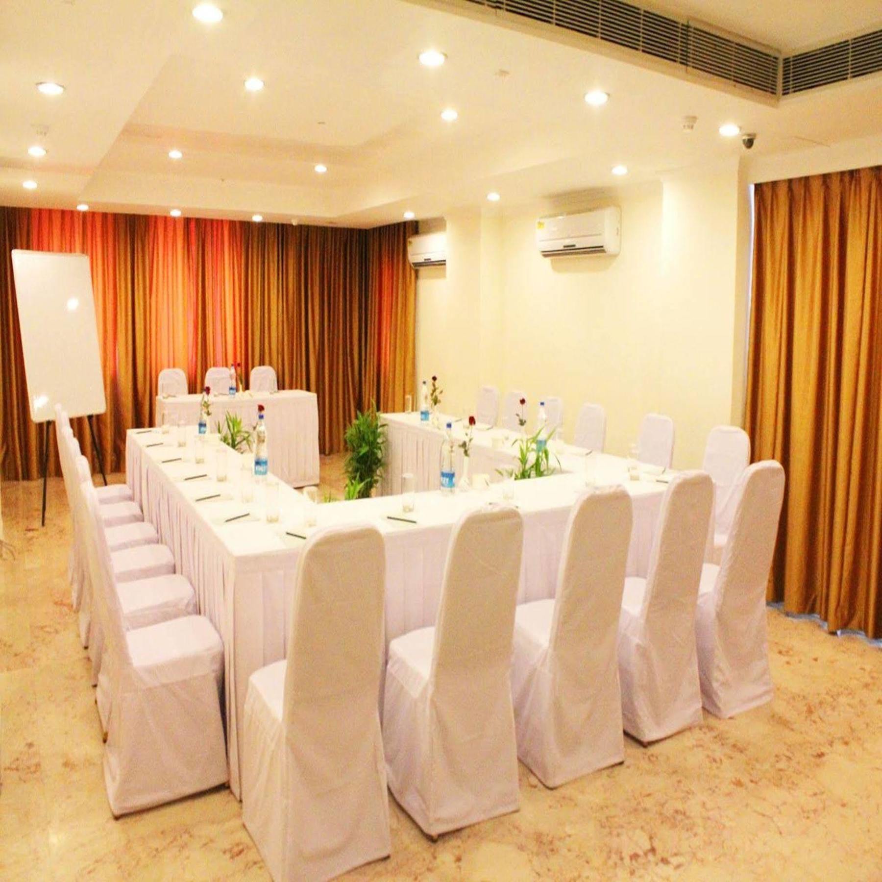 Royal Sarovar Portico Siliguri Ngoại thất bức ảnh